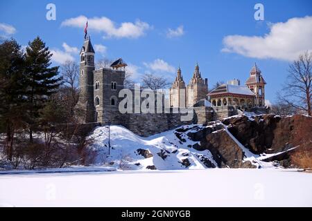 L'iconico castello Belvedere sopra il lago ghiacciato in Central Park a New York City Foto Stock