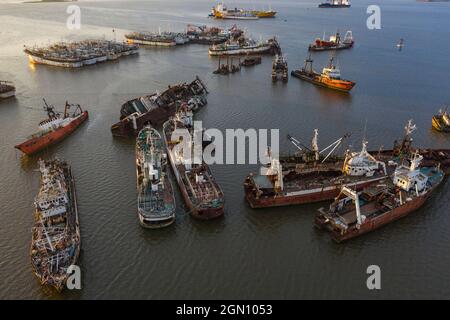 Vista aerea di imbarcazioni e navi dilapidate arrugginite nel porto, Montevideo, Montevideo Department, Uruguay, Sudamerica Foto Stock