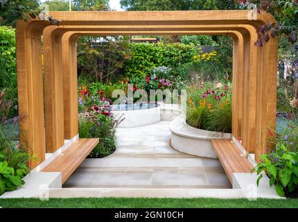 Trovando la nostra strada, un giardino tributo NHS progettato da Naomi Ferret-Cohen per celebrare il lavoro del personale NHS durante la pandemia di Covid. Foto Stock