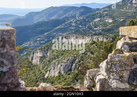Vista panoramica della costa e delle montagne da Tete de Chien, nel sud della Francia Foto Stock