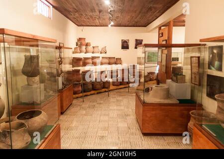 TIERRADENTRO, COLOMBIA - 12 SETTEMBRE 2015: Interno di un museo archeologico a Tierradentro, Colombia. Foto Stock