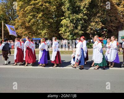 Vinkovci, Croazia-19 settembre 2021: Gruppi folcloristici che indossavano costumi storici come erano indossati prima nelle zone rurali della Croazia come un festiv Foto Stock
