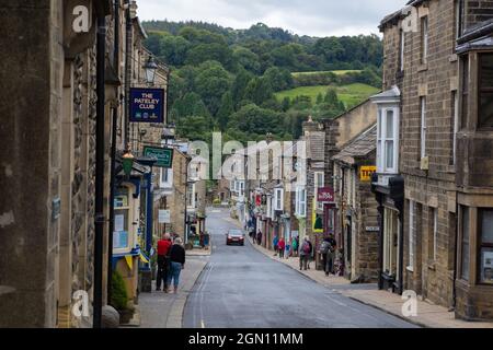 Pateley Bridge North Yorkshire. Una vista che si affaccia sulla strada principale di Pateley. Alberi e colline in lontananza. Foto Stock