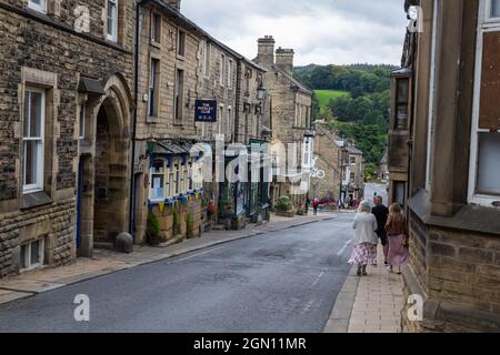 Pateley Bridge North Yorkshire. Una vista che si affaccia sulla strada principale di Pateley. Alberi e colline in lontananza. Foto Stock