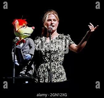 Il ventriloquista Darci Lynne Farmer, vincitore della stagione AGT 2017 di NBCÕs, si esibisce sul palco alla Kansas state Fair con il suo burattino di topo Oscar Foto Stock