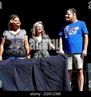 Il ventriloquista Darci Lynne Farmer, vincitore della stagione AGT 2017 di NBCÕs, si esibisce sul palco alla Kansas state Fair con i membri del pubblico Foto Stock