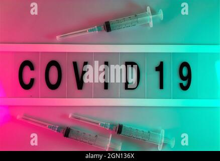 COVID-19 colpisce persone diverse in modi diversi. La maggior parte delle persone infette svilupperà una malattia da lieve a moderata e si riprenderà senza ospedalizzazione Foto Stock