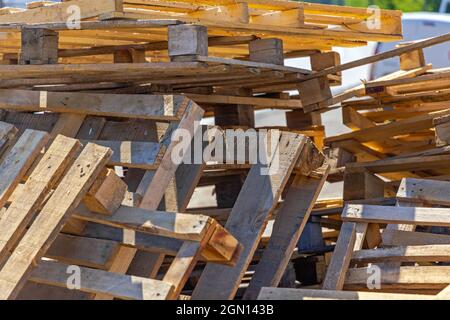 Grande mazzo di pallets usati in legno di Cargo Foto Stock