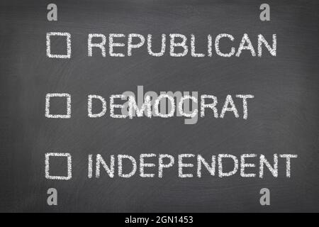 Una lavagna con il gesso scritto scelte di partito politico, compreso repubblicano, democratici e indipendenti. Include le caselle di controllo lasciate vuote per la designazione Foto Stock
