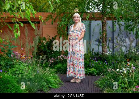 Helen George, star di "Call the midwife" al RHS Chelsea Flower Show Foto Stock