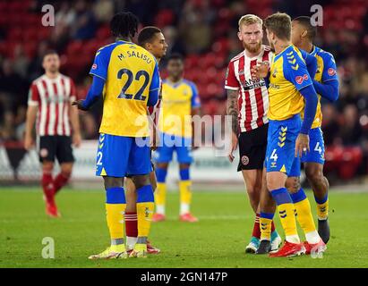 Oli McBurnie di Sheffield United (al centro a sinistra) scambia parole con il Vojnovic Lyanco di Southampton e con Yann Valery durante la terza partita della Carabao Cup a Bramall Lane, Sheffield. Data foto: Martedì 21 settembre 2021. Foto Stock