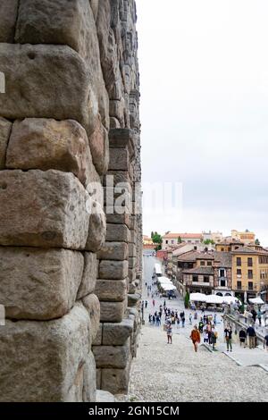 SEGOVIA SPAGNA - 21 SETTEMBRE 2021. Acquedotto di Segovia. Antico acquedotto romano nella Plaza del Azoguejo e antiche città di costruzione a Segovia. Foto Stock