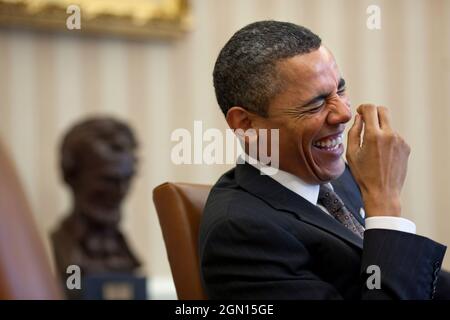 Il presidente Barack Obama ride durante un incontro presso l'Ufficio ovale, 24 gennaio 2011. (Foto ufficiale della Casa Bianca di Pete Souza) questa fotografia ufficiale della Casa Bianca è resa disponibile solo per la pubblicazione da parte delle organizzazioni di notizie e/o per uso personale la stampa dal soggetto(i) della fotografia. La fotografia non può essere manipolata in alcun modo e non può essere utilizzata in materiali commerciali o politici, pubblicità, e-mail, prodotti, promozioni che in alcun modo suggeriscono l'approvazione o l'approvazione del presidente, della prima famiglia, o della Casa Bianca. Foto Stock