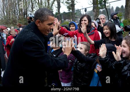 Il Presidente Barak Obama saluta gli studenti della Medina Elementary School di Medina, Washington, 17 febbraio 2012. (Foto ufficiale della Casa Bianca di Pete Souza) questa fotografia ufficiale della Casa Bianca è resa disponibile solo per la pubblicazione da parte delle organizzazioni di notizie e/o per uso personale la stampa dal soggetto(i) della fotografia. La fotografia non può essere manipolata in alcun modo e non può essere utilizzata in materiali commerciali o politici, pubblicità, e-mail, prodotti, promozioni che in alcun modo suggeriscono l'approvazione o l'approvazione del presidente, della prima famiglia, o della Casa Bianca. Foto Stock