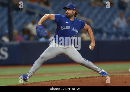 San Pietroburgo, Florida. USA; Toronto Blue Jays Starting Pitcher Robbie Ray (38) offre un campo durante una partita di baseball della Major League contro la Tampa Ba Foto Stock