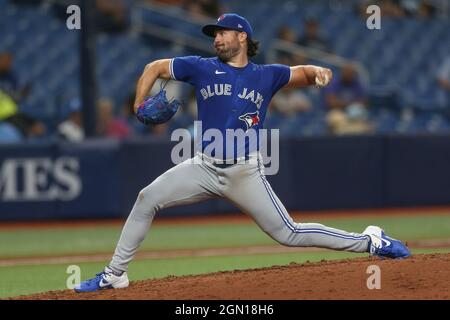 San Pietroburgo, Florida. USA; Toronto Blue Jays Starting Pitcher Robbie Ray (38) offre un campo durante una partita di baseball della Major League contro la Tampa Ba Foto Stock