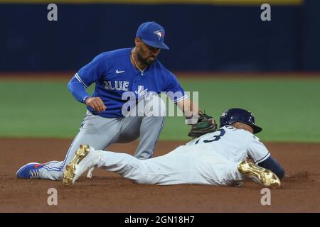 San Pietroburgo, Florida. USA; Toronto Blue Jays Starting Pitcher Robbie Ray (38) offre un campo durante una partita di baseball della Major League contro la Tampa Ba Foto Stock