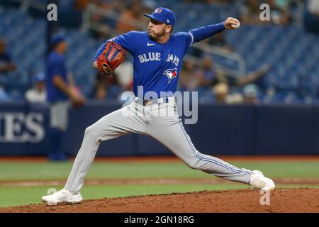 San Pietroburgo, Florida. USA; Toronto Blue Jays Starting Pitcher Robbie Ray (38) offre un campo durante una partita di baseball della Major League contro la Tampa Ba Foto Stock