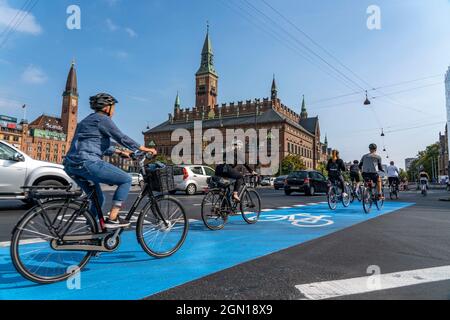 Ciclisti sulle piste ciclabili, Radhuspladsen, Piazza del Municipio, nel centro di Copenhagen, è considerata la capitale mondiale della bicicletta, il 45% dei residenti tra Foto Stock