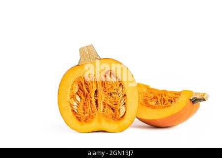 Zucca su sfondo bianco. Tema di Halloween. Pumpkin affettato su un isolato bianco. Evidenziare la zucca da inserire nel progetto o nel disegno. Calchi Foto Stock