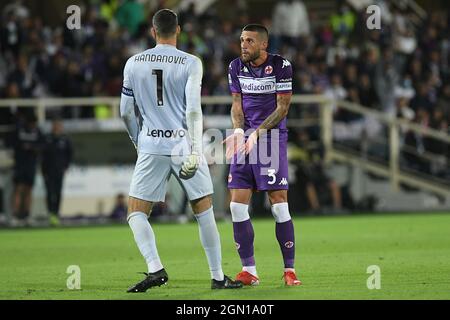 Stadio Artemio Franchi, Firenze, Italia. 21 settembre 2021. Italian Series A football, AC Fiorentina versus FC Inter; Samir Handanovic of Inter e Cristiano Biraghi of Fiorentina Credit: Action Plus Sports/Alamy Live News Foto Stock