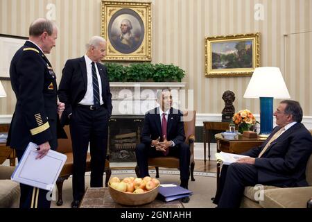 Il Presidente Barack Obama e il Vice Presidente Joe Biden incontreranno il Gen. Martin Dempsey, Presidente dei Capi congiunti del personale, e il Segretario alla Difesa Leon Panetta nell'Ufficio ovale, 28 febbraio 2012. (Foto ufficiale della Casa Bianca di Pete Souza) questa fotografia ufficiale della Casa Bianca è resa disponibile solo per la pubblicazione da parte delle organizzazioni di notizie e/o per uso personale la stampa dal soggetto(i) della fotografia. La fotografia non può essere manipolata in alcun modo e non può essere utilizzata in materiali commerciali o politici, pubblicità, e-mail, prodotti, promozioni che in qualsiasi modo suggerisce l'approvazione o e Foto Stock