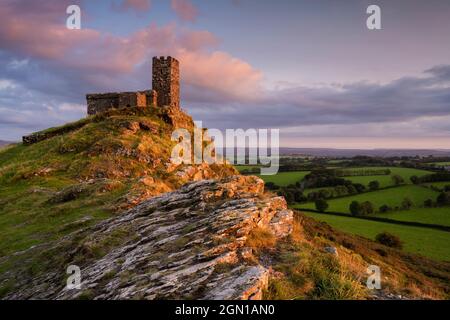 Brent Tor; Dartmoor National Park, Devon, Regno Unito. 21 settembre 2021. UK Meteo: St Michael de Rupe Church e Brent Tor, brillano con il colore della serata dorata mentre il sole tramonta sul bellissimo paesaggio del West Devon. Credit: Celia McMahon/Alamy Live News Foto Stock