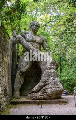 Statua nel Parco dei Mostri di Bomarzo, detto anche Bosco Sacro, Giardino Manieristico del Lazio Foto Stock
