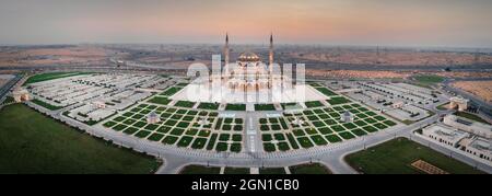 La moschea di Sharjah, è la più grande moschea dell'Emirato di Sharjah, gli Emirati Arabi Uniti caratterizzati dalla simmetria e dalla perfezione dell'arco islamico Foto Stock