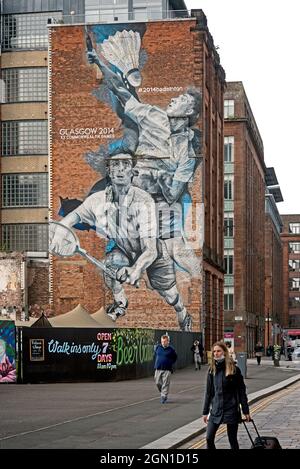 Murale di Guido van Helten raffigurante due giocatori di badminton su un edificio nell'area di Candleriggs di Glasgow, creato per i Giochi del Commonwealth del 2014. Foto Stock