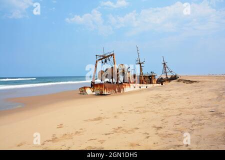 Angola; nella parte meridionale della provincia del Namibe; parte settentrionale del deserto del Namib; costa atlantica; trek di una nave incagliata Foto Stock