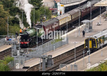 La locomotiva a vapore Mayflower 61306 B1 dipinta nella prima livrea verde di mele delle ferrovie britanniche, con passeggeri alla stazione ferroviaria di Basingstoke, Regno Unito Foto Stock