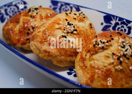 Pasticceria turca di nonna. Pasticceria appena sfornata con ripieno di formaggio. Prodotti da forno. Foto Stock