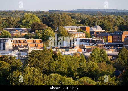 Vista aerea sui tetti degli edifici immersi nel sole estivo del tardo pomeriggio su Winchester Street e London Street nel centro di Basingstoke, Regno Unito Foto Stock