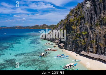 Vista aerea delle canoe tradizionali Filipino Banca Otrigger sulla spiaggia di Dicantuman sull'isola di Coron, Banuang Daan, Coron, Palawan, Filippine, Asia Foto Stock