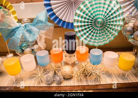 Unica menorah Hanukkah con colorate candele fatte a mano. Foto Stock