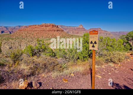 Un segnale di avvertimento per la radioattività da una miniera di uranio abbandonata nella zona di Horseshoe Mesa al Grand Canyon Arizona. Foto Stock