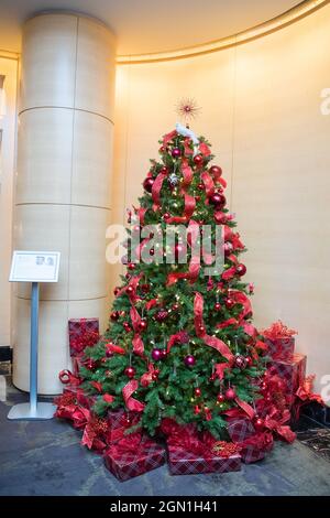 Albero di Natale con nastro rosso e bulbi e una colomba di tartaruga bianca e stella. Foto Stock