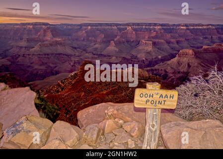 Vista sul Grand Canyon dal punto Ooh Aah lungo il percorso South Kaibab. Preso durante il crepuscolo. Si tratta di una doppia esposizione. La prima esposizione è stata con una Fla Foto Stock