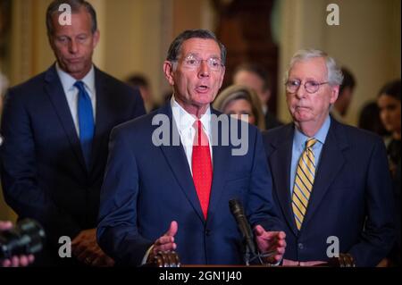 Il senatore degli Stati Uniti John Barrasso (repubblicano del Wyoming) offre osservazioni in occasione di una conferenza stampa a seguito del pranzo della politica del Senato Republicanâs al Campidoglio degli Stati Uniti a Washington, DC, martedì 21 settembre 2021. Credito: Rod Lammey/CNP Foto Stock