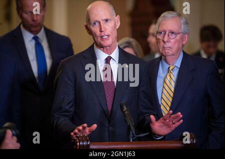 Il senatore degli Stati Uniti Rick Scott (repubblicano della Florida) offre osservazioni in occasione di una conferenza stampa a seguito del pranzo politico del Senato Republicanâs al Campidoglio degli Stati Uniti a Washington, DC, martedì 21 settembre 2021. Credito: Rod Lammey/CNP Foto Stock