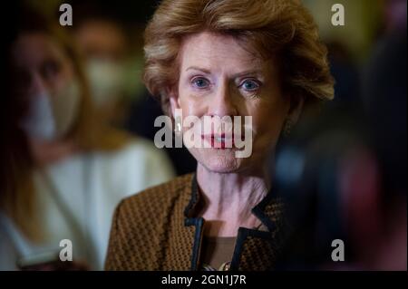 Il senatore degli Stati Uniti Debbie Stabenow (democratico del Michigan) offre osservazioni durante la conferenza stampa della politica del Senato Democratâs al Campidoglio degli Stati Uniti a Washington, DC, martedì 21 settembre 2021. Credito: Rod Lammey/CNP Foto Stock