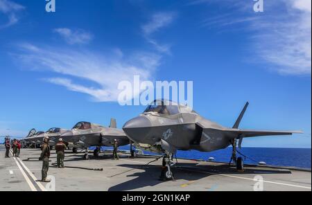 I velivoli da caccia furtivi Lightning II F-35B degli Stati Uniti Marine Corps, con Marine Fighter Attack Squadron 211, eseguono controlli in preflight prima delle operazioni di volo sul ponte di volo della Royal Navy Fleet Flagship HMS Queen Elizabeth durante le operazioni del 12 settembre 2021 nell'Oceano Pacifico occidentale. Foto Stock