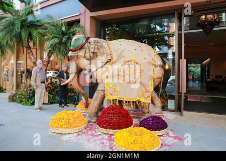 Londra, Regno Unito. 21 Sep 2021. Chelsea in Bloom 2021 ‘viaggi straordinari’. Installazione di fiori Marshall Wace su Sloane Street. Credito: Waldemar Sikora Foto Stock