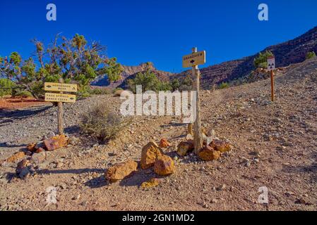 Un incrocio lungo il Grandview Trail nel Grand Canyon Arizona dove convergono 3 sentieri. C'è anche una vecchia miniera di uranio nelle vicinanze, contrassegnata da Foto Stock