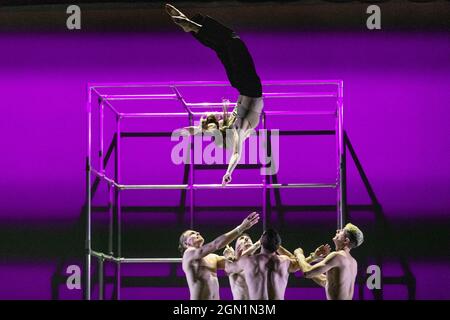 Peacock Theatre, Londra, Regno Unito. 21 settembre 2021. L'atto II viene eseguito per l'anteprima. La rinomata società di danza-circo multimediale Motionhouse presenta la prima mondiale di 'nessuno' al Peacock Theatre dal 22 al 25 settembre, prima di intraprendere un'estesa tournée nel Regno Unito e a livello internazionale. Spettacolare, veloce e altamente fisica, nessuno esplora la tensione tra le nostre vite interiori e come diamo un senso al mondo che ci circonda. Credit: Imagplotter/Alamy Live News Foto Stock