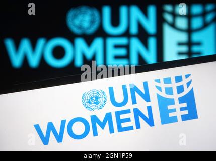 In questa illustrazione di foto il logo delle Nazioni Unite Donne (United Nations Entity for Gender Equality and the Empowerment of Women) è visto su uno smartphone e uno schermo pc. Foto Stock