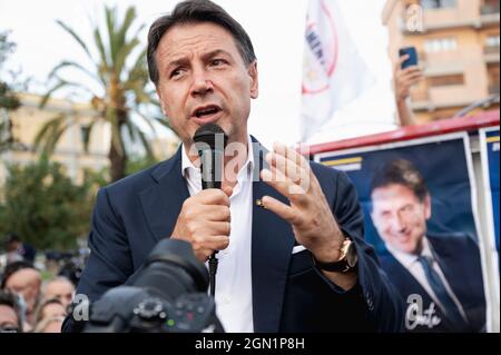 Catanzaro, Italia. 20 Settembre 2021. Il Presidente Conte ha visto durante il suo discorso in Piazza Matteotti.il nuovo Presidente del movimento cinque Stelle (M5S - movimento cinque Stelle) Giuseppe Conte ha incontrato i sostenitori di Movementent in Piazza Matteotti a Catanzaro, dove ha sostenuto il candidato di Centro-sinistra, Amalia Bruni (PD), come Governatore Regionale nelle elezioni di ottobre. Credit: SOPA Images Limited/Alamy Live News Foto Stock