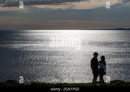 Silhouette di giovane coppia a Punta Ballena, Punta del Este, Dipartimento Maldonado, Uruguay, Sud America Foto Stock