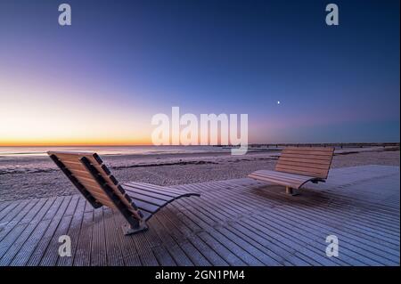 Divani sulla spiaggia di Großenbrode all'ora blu, Ostseeheilbad Großenbrode, Großenbrode, Mar Baltico, Ostholstein, Schleswig-Holstein, Germania Foto Stock